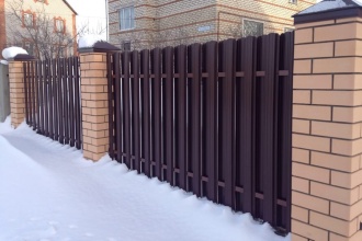 Забор из евроштакетника в шахматном порядке 30 метров фото в Поварово