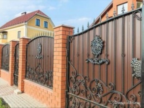 Кирпичный забор с ковкой  150 метров фото в Поварово