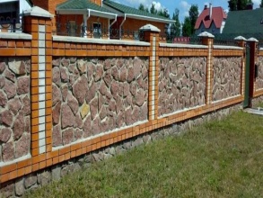Кирпичный забор с камнем 12 метров фото в Поварово