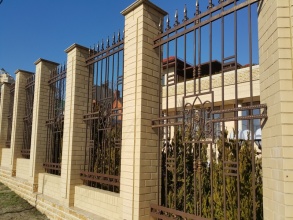 Кирпичный забор с ковкой  10 метров фото в Поварово