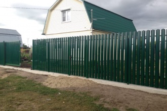 Забор из евроштакетника на ленточном фундаменте 70 метров фото в Поварово