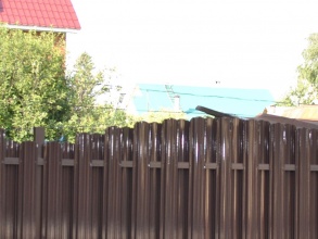 Забор из евроштакетника на ленточном фундаменте 10 метров фото в Поварово