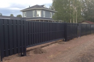 Забор из евроштакетника с бетонированием столбов 80 метров фото в Поварово